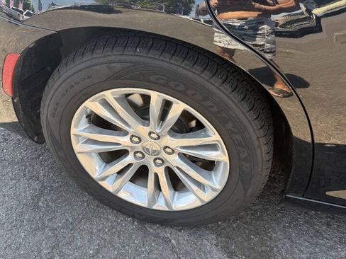 Used 2017 Chrysler 300 C RWD image 24