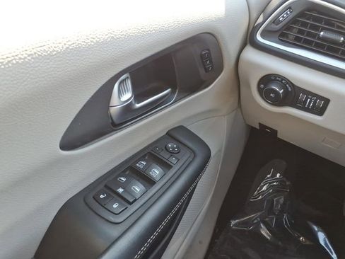 Used 2023 Chrysler Pacifica Touring-L FWD image 21
