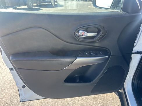 Used 2019 Jeep Cherokee Limited image 11