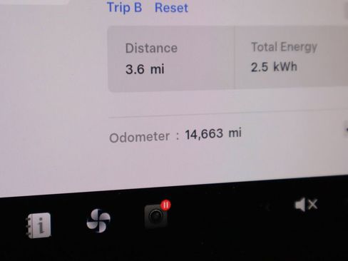 Used 2023 Tesla Model Y 2WD image 42