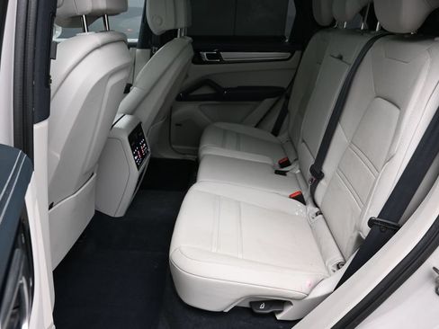 Certified 2023 Porsche Cayenne Platinum Edition AWD/4WD image 16