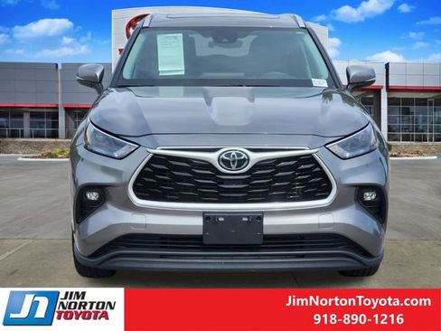 Used 2025 Toyota Highlander XLE AWD/4WD image 2