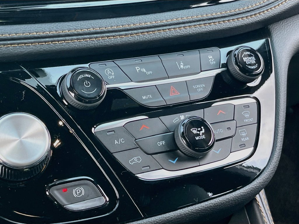 New 2027 Chrysler Pacifica Pinnacle w/ Theater Group FWD image 14