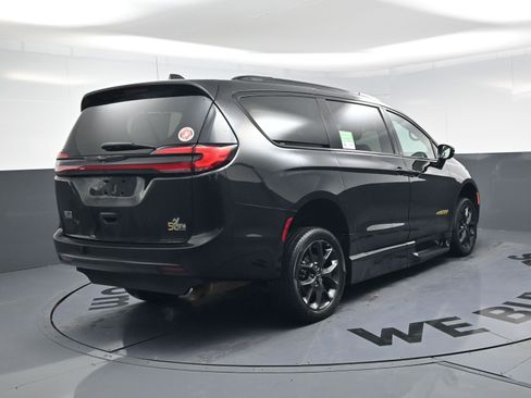 Used 2022 Chrysler Pacifica Touring-L w/ S Appearance Package image 17