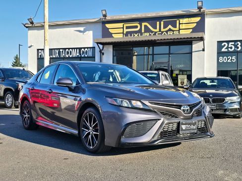 Used 2021 Toyota Camry SE w/ Convenience Package image 3