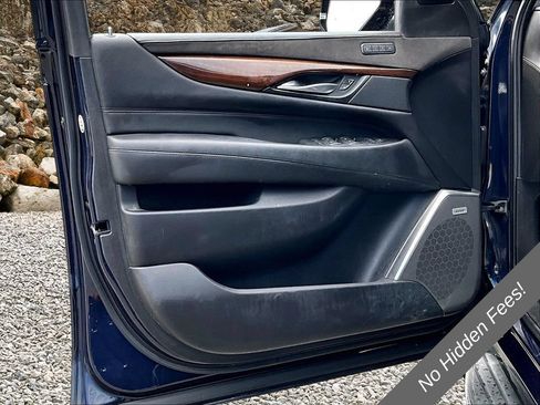 Used 2018 Cadillac Escalade Luxury AWD/4WD image 18