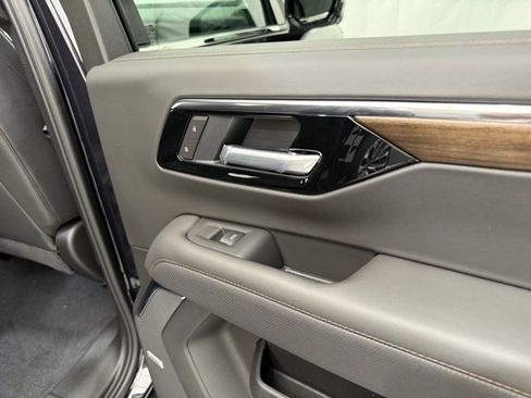 New 2025 Chevrolet Suburban High Country image 29