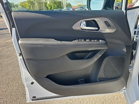 New 2026 Chrysler Pacifica Select w/ S Appearance Package image 12