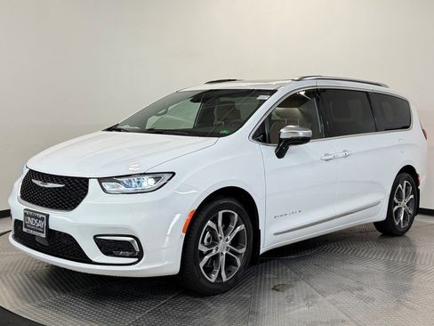 New 2026 Chrysler Pacifica Pinnacle w/ Trailer Tow Group image 3