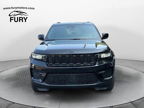 Used 2025 Jeep Grand Cherokee Altitude AWD/4WD image 9