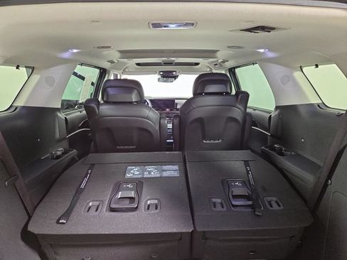 Certified 2025 Kia Carnival SX Prestige FWD image 31