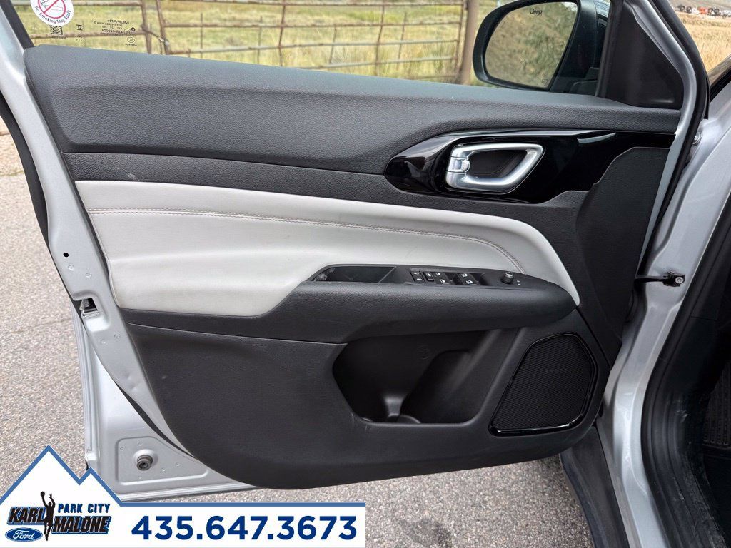 Used 2025 Jeep Compass Limited AWD/4WD image 12