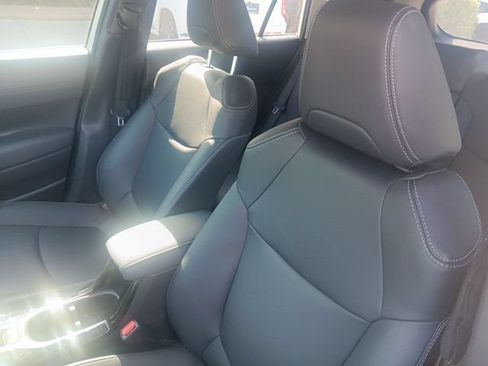Used 2025 Toyota Corolla Cross XLE w/ Convenience Package FWD image 7