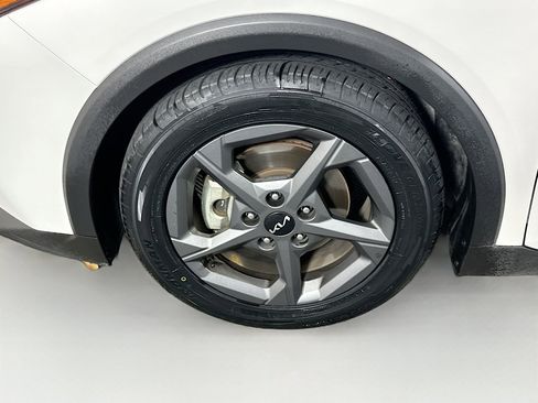 Used 2025 Kia K4 LXS image 11