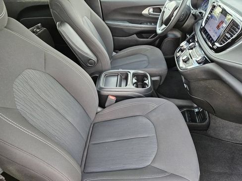 Used 2024 Chrysler Pacifica Touring FWD image 18