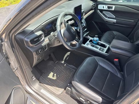 Used 2024 Ford Explorer Limited w/ Limited Technology Package RWD image 5