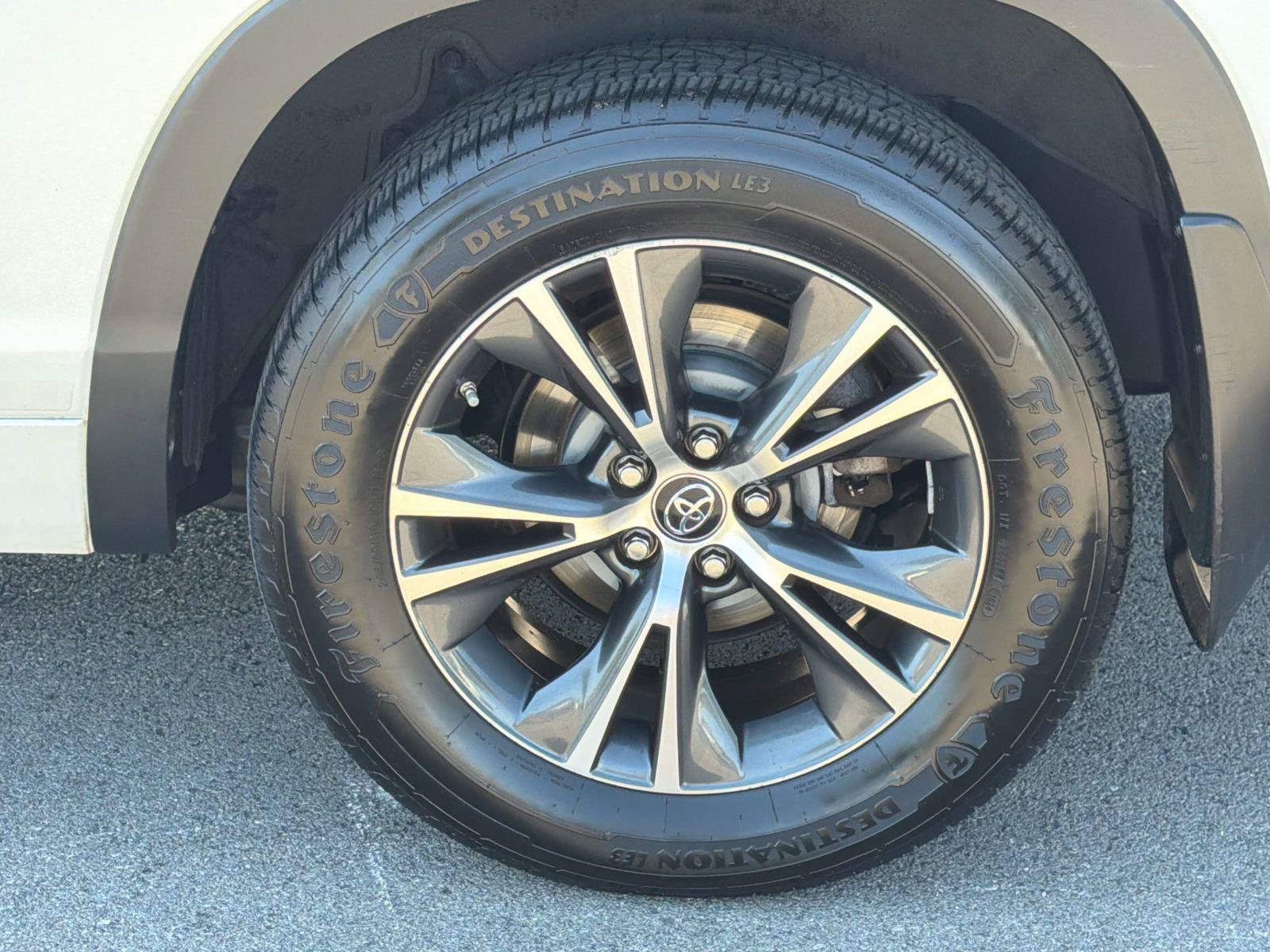 Used 2016 Toyota Highlander XLE AWD/4WD image 16
