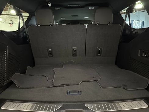 Used 2023 Chevrolet Suburban Premier image 23