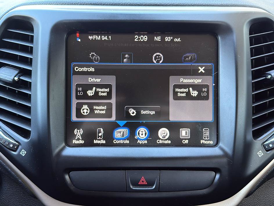 Used 2016 Jeep Cherokee Latitude w/ Cold Weather Group AWD/4WD image 35