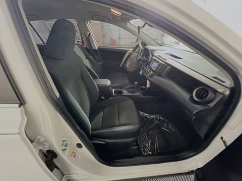 Used 2018 Toyota RAV4 LE FWD image 31