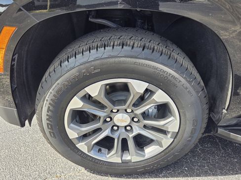 Used 2025 Chevrolet Suburban LT w/ Comfort Package RWD image 16