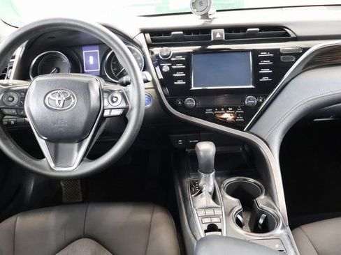 Used 2018 Toyota Camry XLE image 14