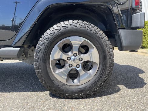 Used 2017 Jeep Wrangler Unlimited Sahara AWD/4WD image 21
