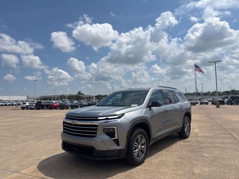 Used 2026 Chevrolet Traverse LT w/ Driver Confidence Package FWD image 8
