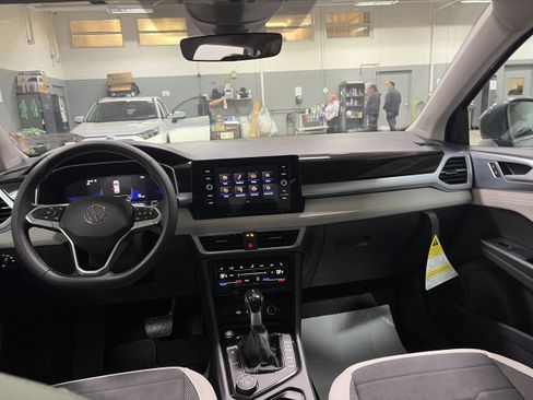 New 2026 Volkswagen Taos SE image 27