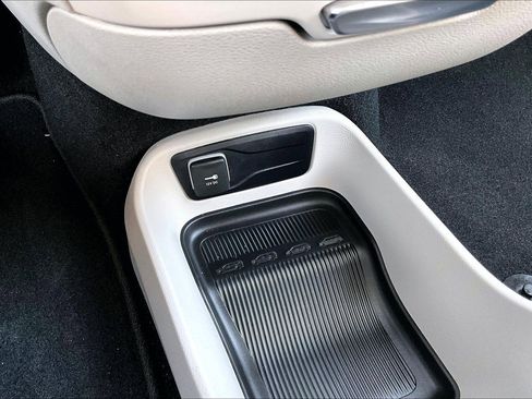 Used 2022 Chrysler Voyager LX image 33