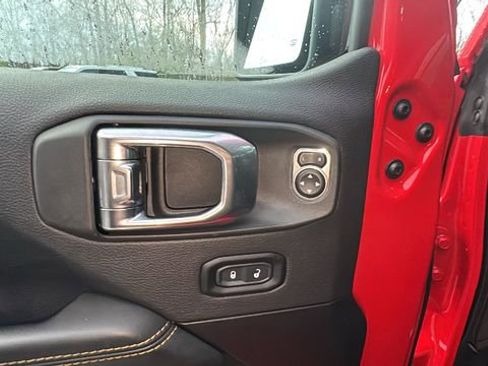 Used 2025 Jeep Wrangler Unlimited Sahara image 13