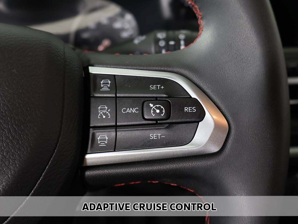 Used 2025 Jeep Compass Trailhawk AWD/4WD image 3
