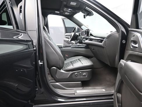 Certified 2024 Cadillac Escalade ESV V w/ LPO, ONYX Package AWD/4WD image 17