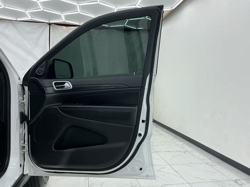 Used 2019 Jeep Grand Cherokee Laredo AWD/4WD image 19