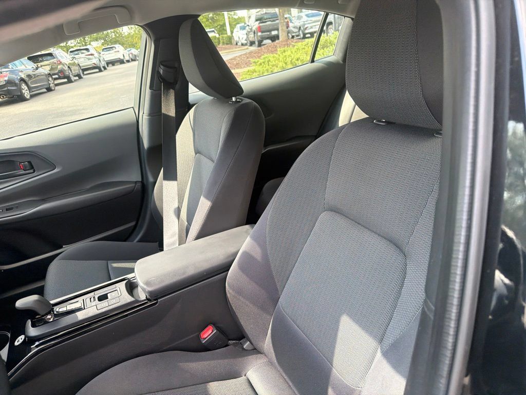 Used 2025 Toyota Prius LE AWD/4WD image 9