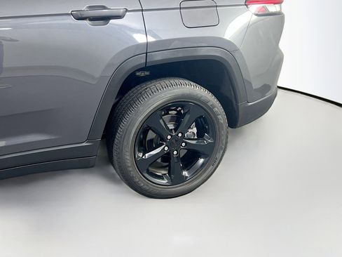 Used 2023 Jeep Grand Cherokee Altitude image 29