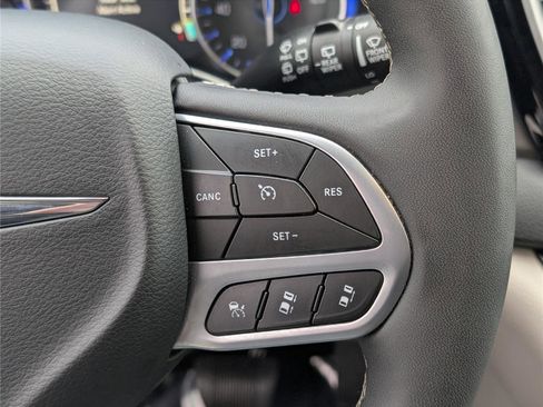 Used 2024 Chrysler Pacifica Touring-L image 23