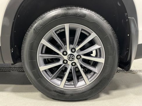 Used 2019 Toyota Highlander XLE AWD/4WD image 46