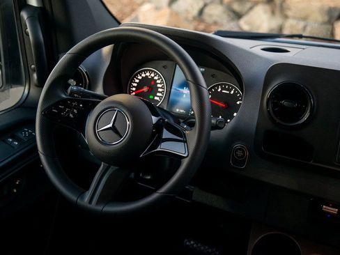 Used 2025 Mercedes-Benz Sprinter 2500 image 34