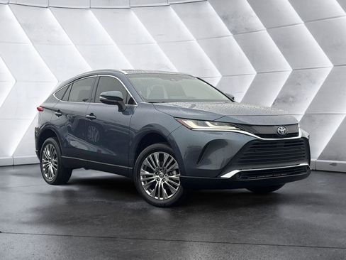 Used 2022 Toyota Venza XLE image 1