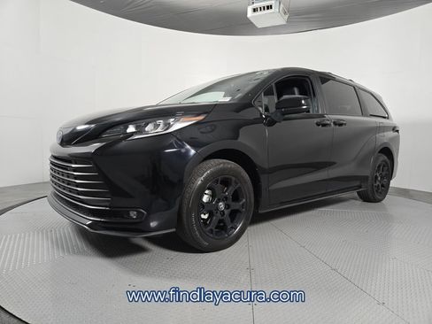 Used 2025 Toyota Sienna XLE Woodland Edition AWD/4WD image 2