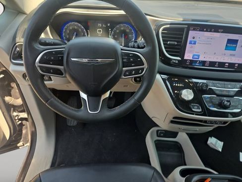 Used 2023 Chrysler Pacifica Touring-L FWD image 10