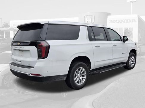 Used 2025 Chevrolet Suburban LT RWD image 5
