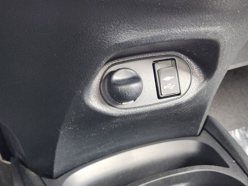 Used 2016 Toyota Yaris L image 22