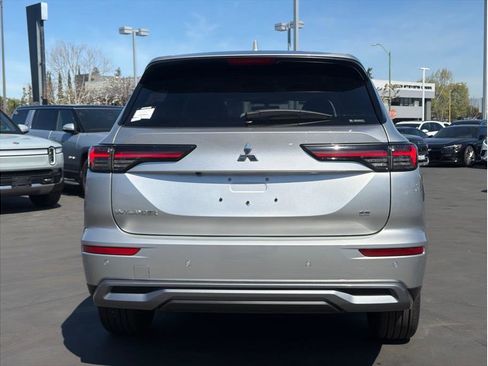 Used 2025 Mitsubishi Outlander SE image 6