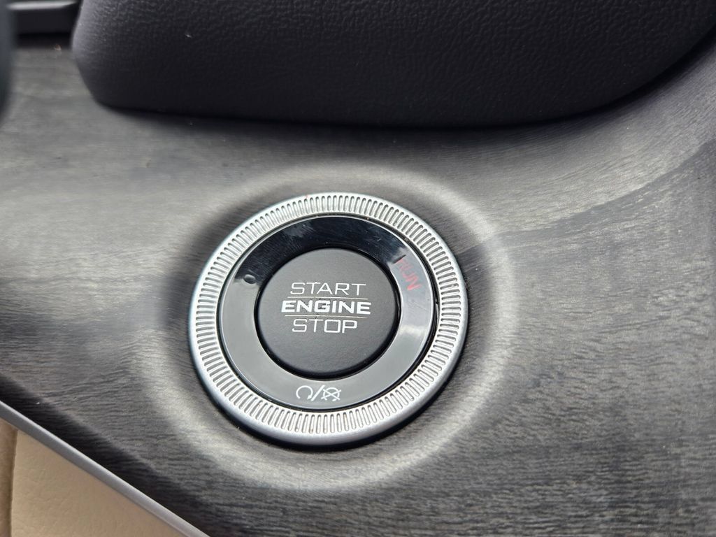 Used 2023 Jeep Grand Cherokee L Limited w/ Luxury Tech Group II RWD image 25