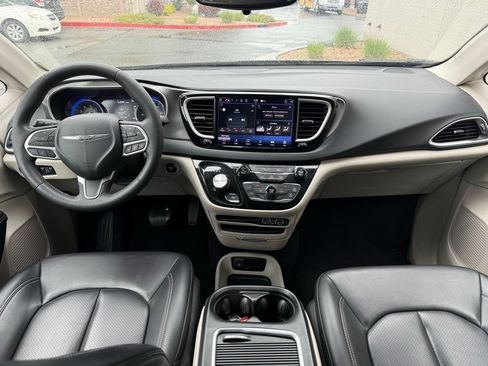 Used 2023 Chrysler Pacifica Touring-L FWD image 13