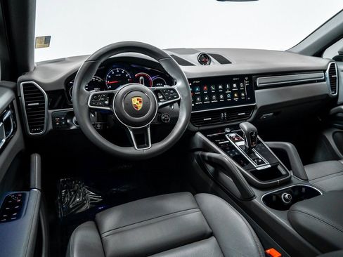 Used 2023 Porsche Cayenne Platinum Edition image 4