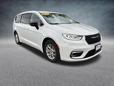 Used 2024 Chrysler Pacifica Touring-L FWD image 8