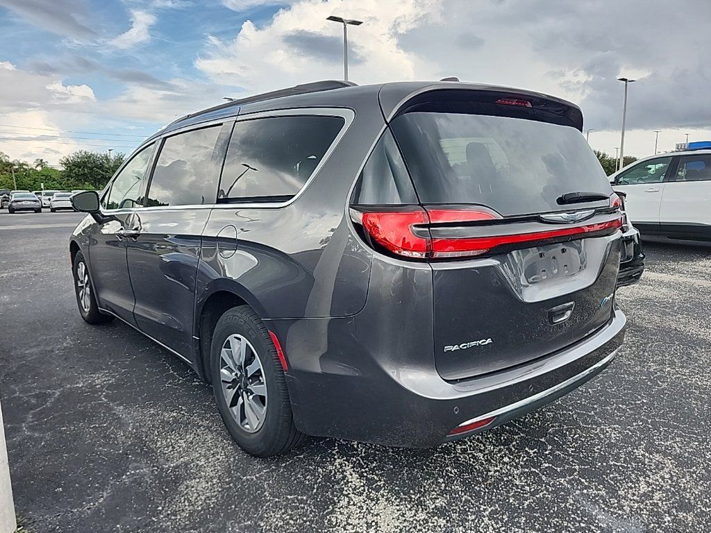 Used 2021 Chrysler Pacifica Touring FWD image 4